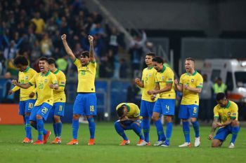 Brazylijczycy odetchnęli z wielką ulgą. Nie wykorzystali godzinnej gry w przewadze, ale w rzutach karnych byli o włos lepsi i są w półfinale (VIDEO)